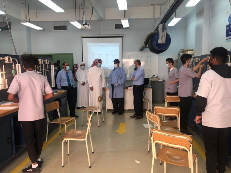 نائب المحافظ المساعد للكليات التقنية يلتقي المدربين والمتدربين بتقنية الطائف