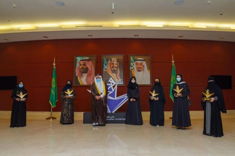 حمد آل الشيخ لدى تسليمه الجوائز للفائزات (مكة)