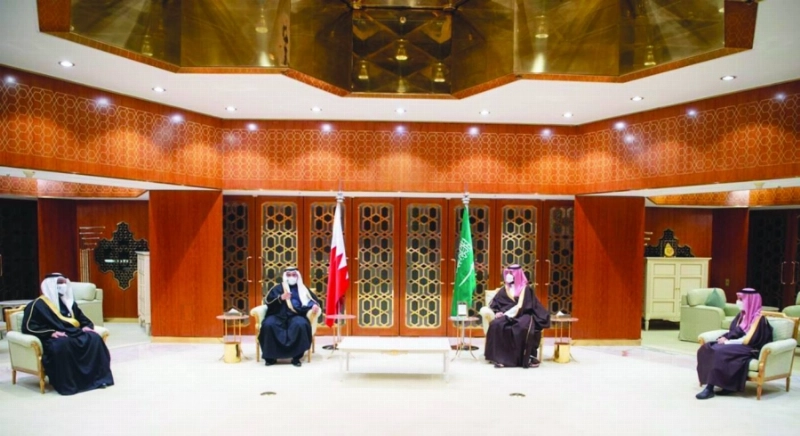 .. وخلال لقائه الأمير سلمان آل خليفة (واس)