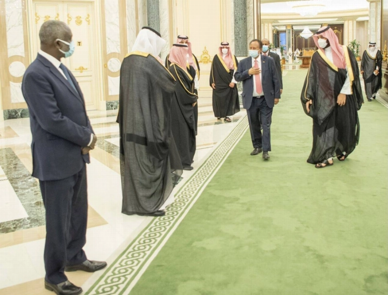 ولي العهد يستعرض مع رئيس الوزراء السوداني العلاقات الثنائية وسبل تطويرها (واس)