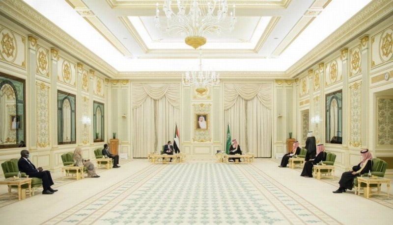 ولي العهد يستعرض مع رئيس الوزراء السوداني العلاقات الثنائية وسبل تطويرها (واس)