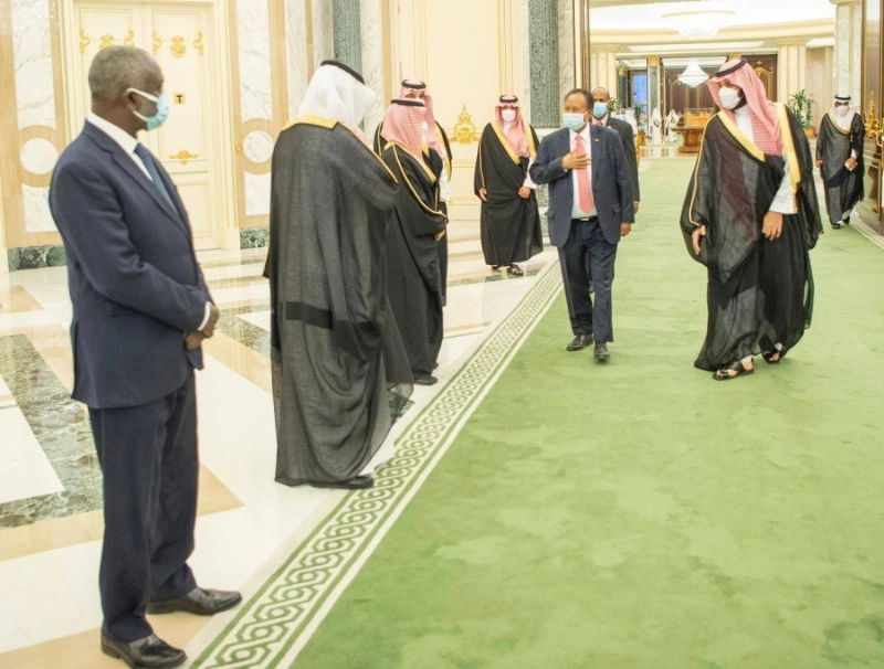 الأمير محمد بن سلمان لدى استقباله عبدالله حمدوك في الرياض أمس الأول (واس)