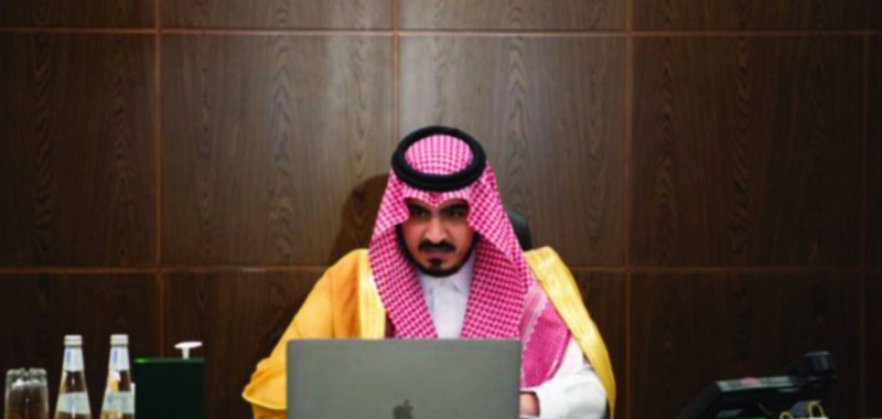 بدر بن سلطان مترئسا الاجتماع (مكة)
