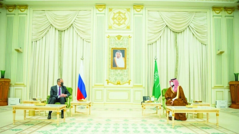 الأمير محمد بن سلمان لدى لقائه سيرجي لافروف في الرياض أمس (واس)