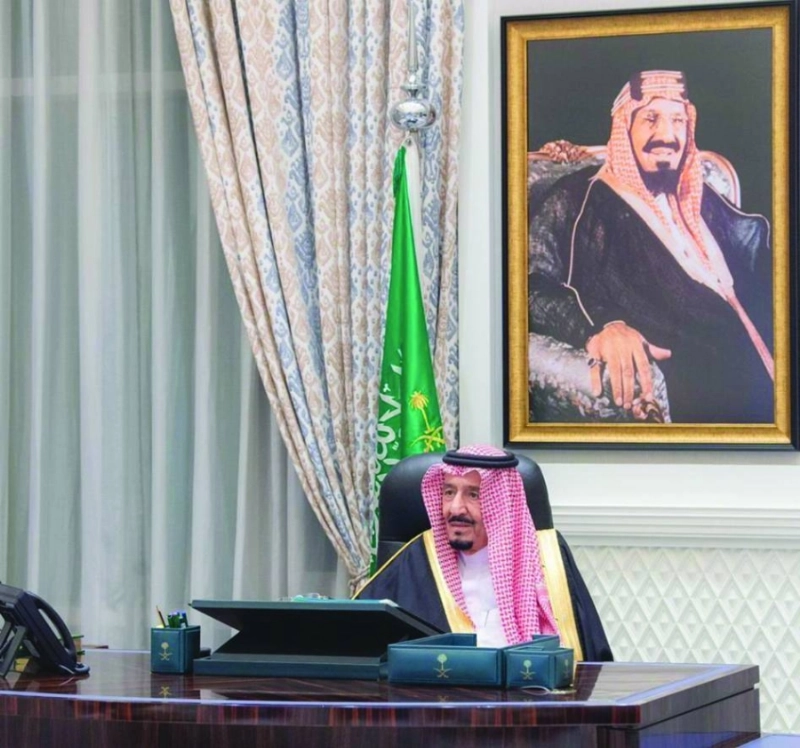 الملك سلمان لدى ترؤسه جلسة مجلس الوزراء عبر الاتصال المرئي أمس الأول (واس)