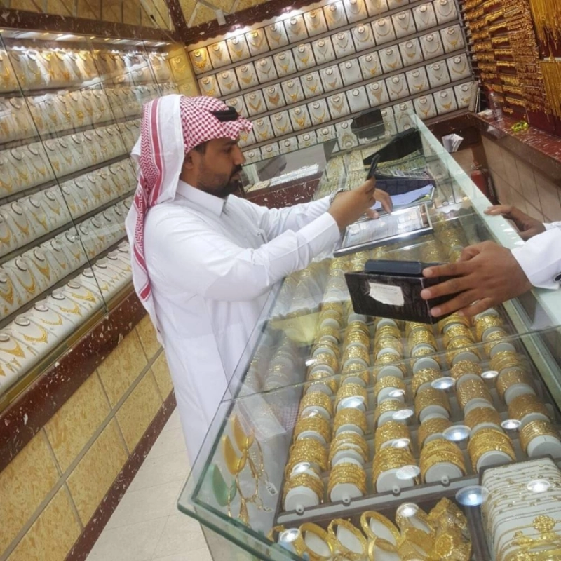 أثناء التفتيش على أحد محلات الذهب (مكة)