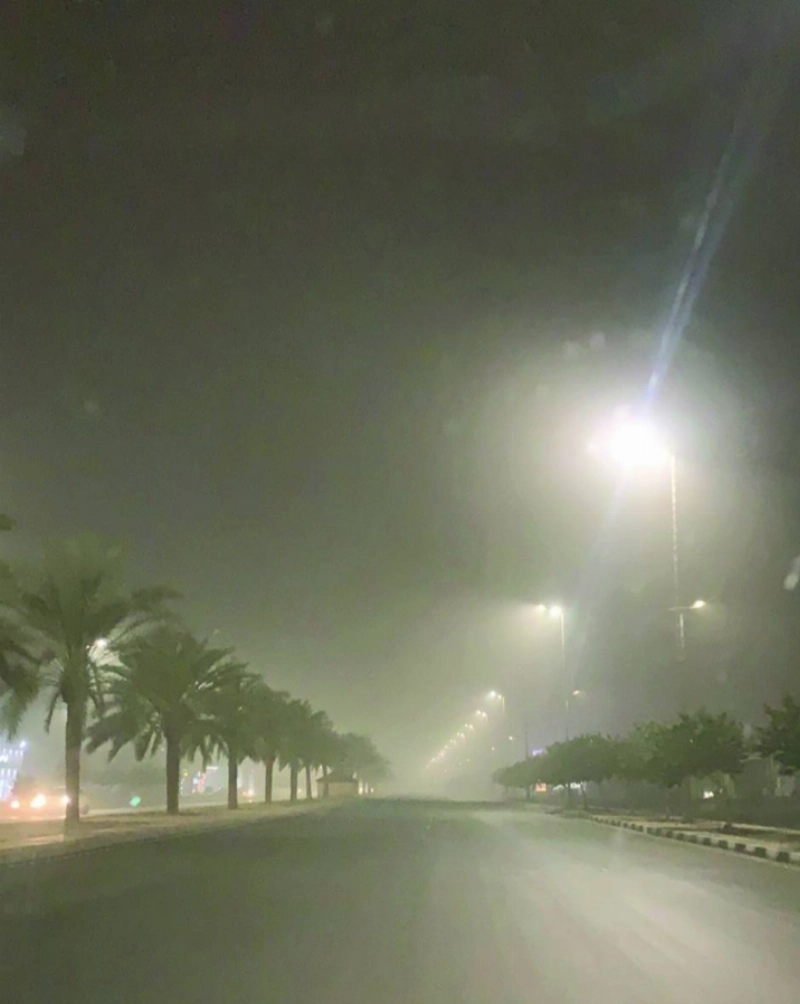 الغبار يغطي أحد شوارع نجران (مكة)