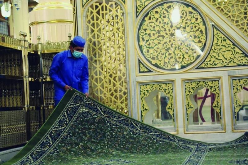 عملية تبديل السجاد بالمسجد النبوي (مكة)
