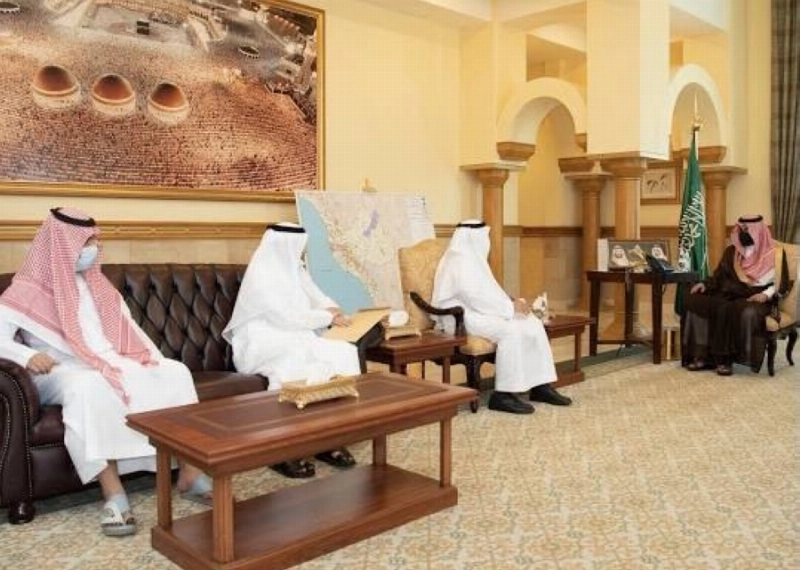 خالد الفيصل ونائبه يستقبلان ذوي محافظ تربة في جدة