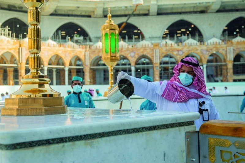 جانب من أعمال تعقيم وتطهير المسجد الحرام (مكة)