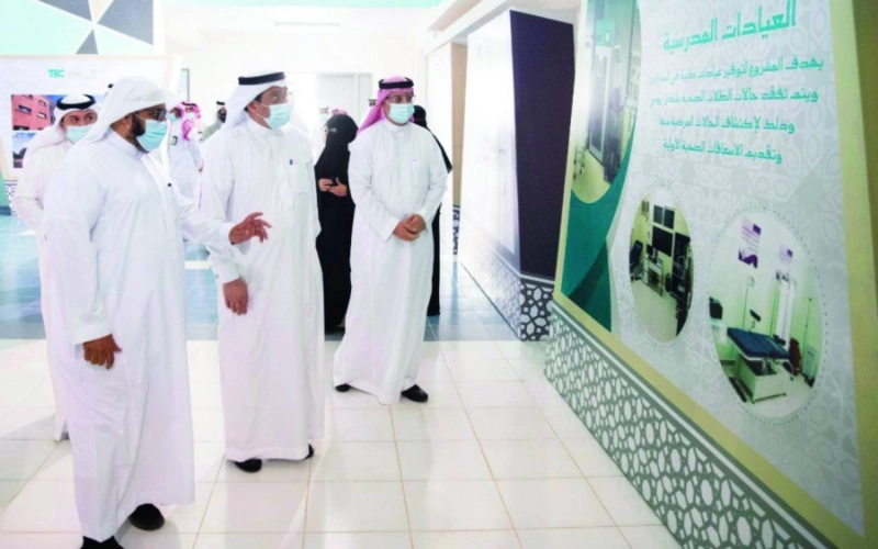 حمد آل الشيخ خلال جولته التفقدية أمس على مشروعات تعليمية بالمدينة المنورة (مكة)