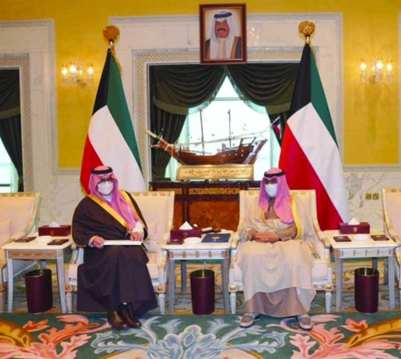 مشعل الأحمد لدى استقباله سلطان بن سعد (واس)