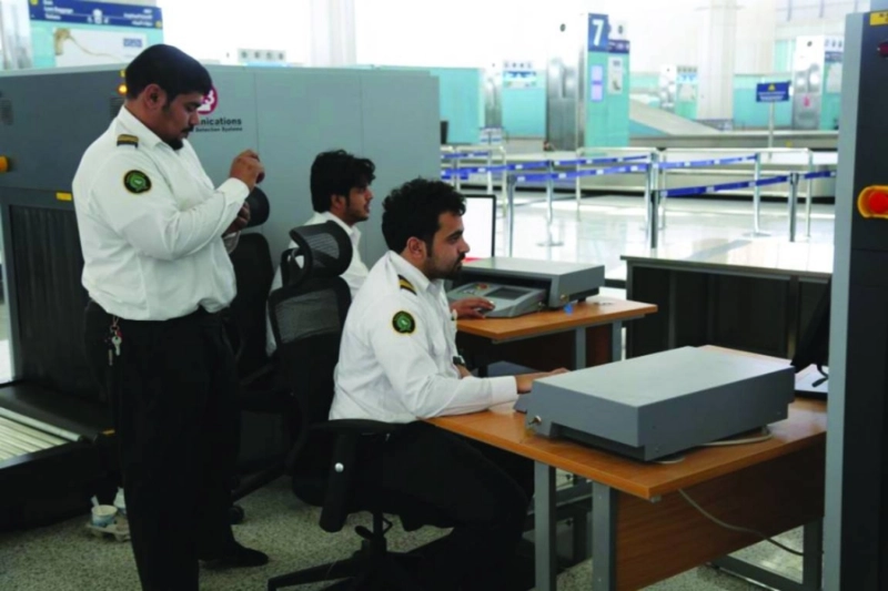 موظفو جمارك في مطار المدينة (مكة)