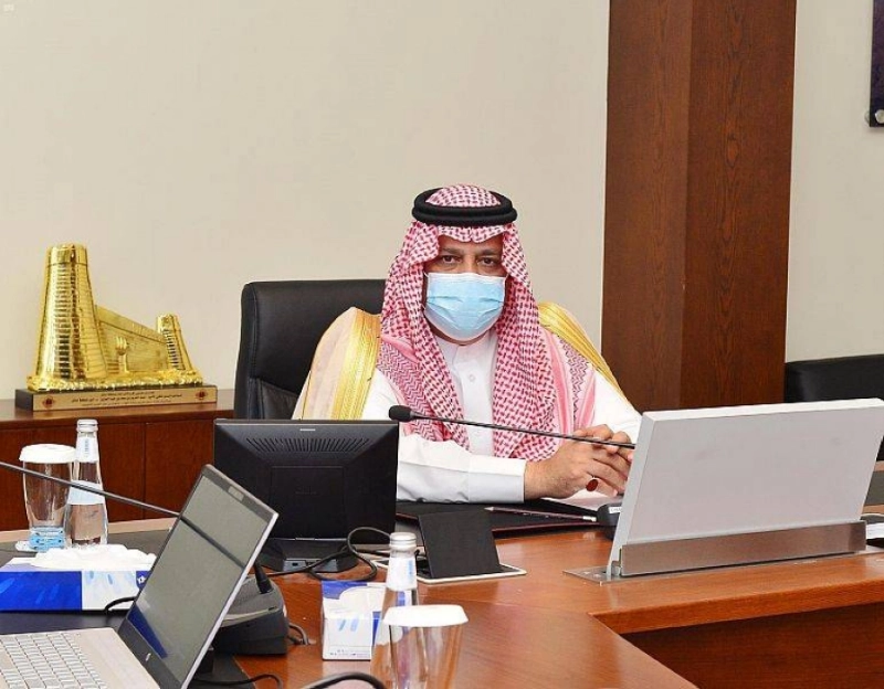 الأمير عبدالعزيز خلال تراسه الاجتماع (واس)