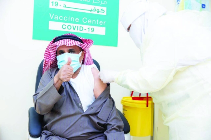 مواطن يتلقى اللقاح (مكة)