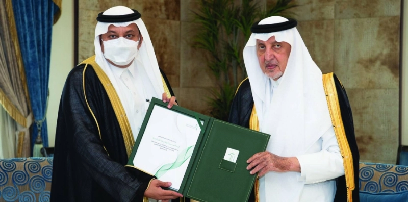 خالد الفيصل متسلما تقرير ديوان المحاسبة (مكة)