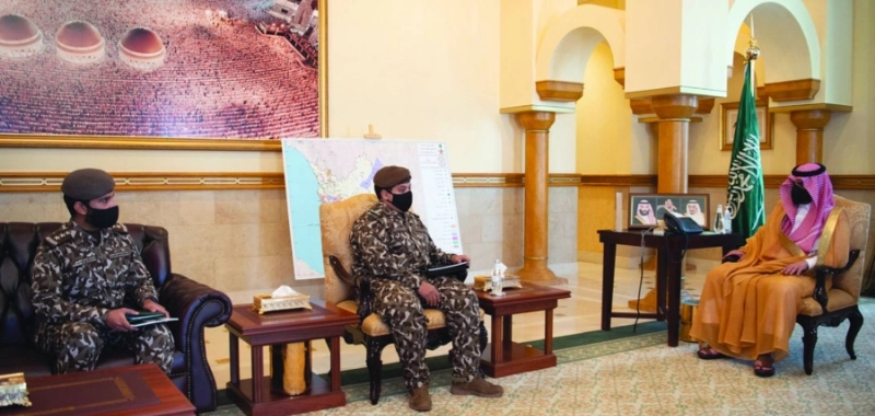 بدر بن سلطان خلال استقباله طالع الشهري (مكة)