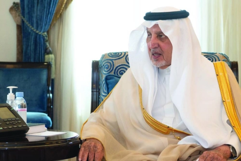 خالد الفيصل لدى استقباله عبدالله الزهراني (مكة)