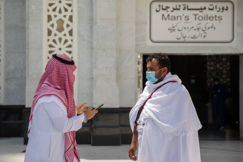 موظف يستطلع رأي معتمر (مكة)