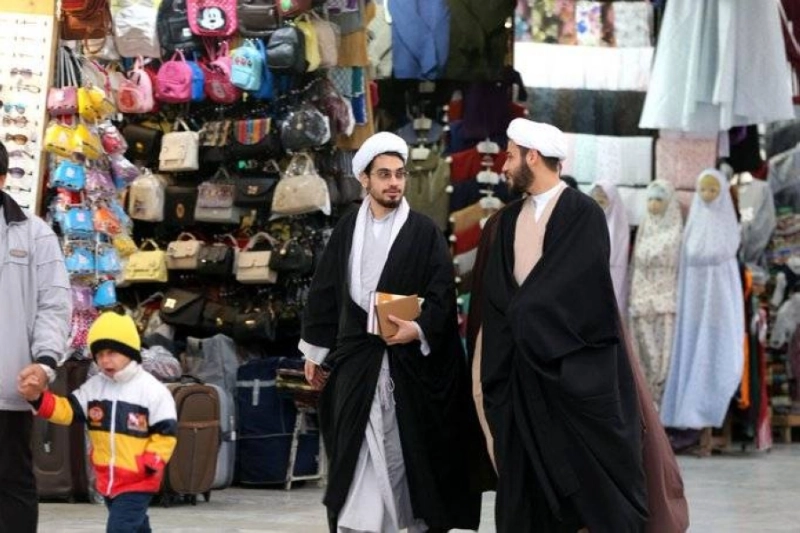 مشهد في أحد شوارع سوريا يعكس الواقع الجديد (مكة)