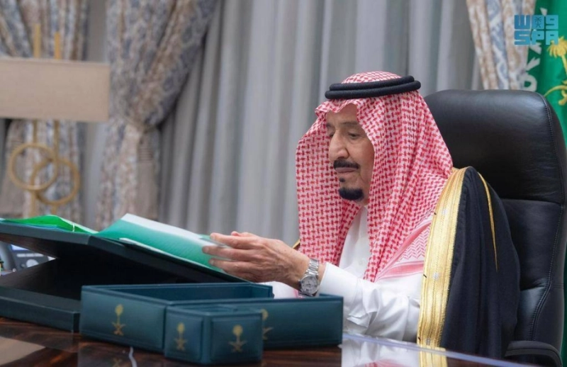 الملك سلمان لدى ترؤسه جلسة مجلس الوزراء عبر الاتصال المرئي أمس الأول (واس)