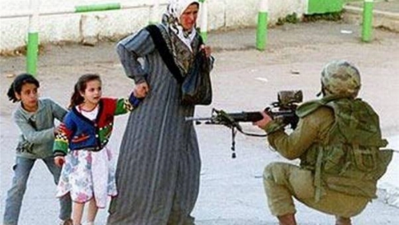 أسرة فلسطينية تواجه السلاح الإسرائيلي (مكة)