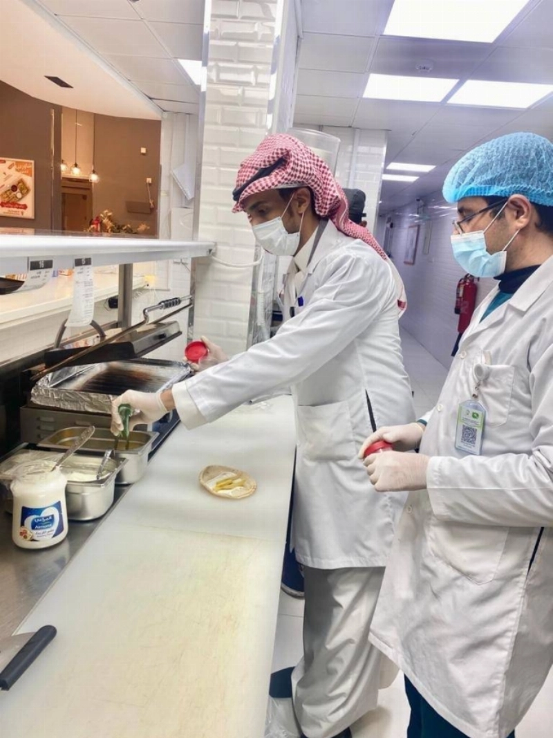 فرق الرقابة لدى جولاتها بالمطاعم (مكة)