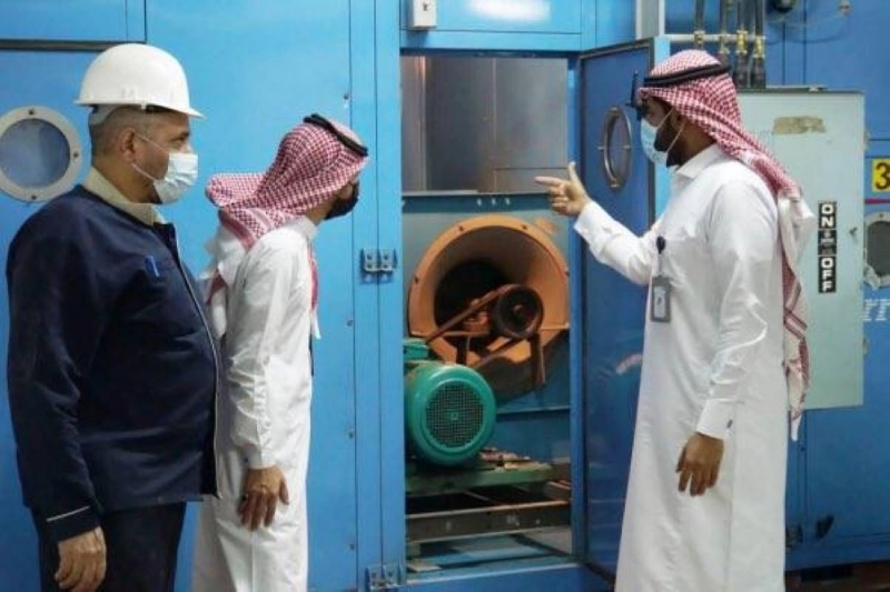 مهندسو الرئاسة في إحدى محطات التبريد (مكة)