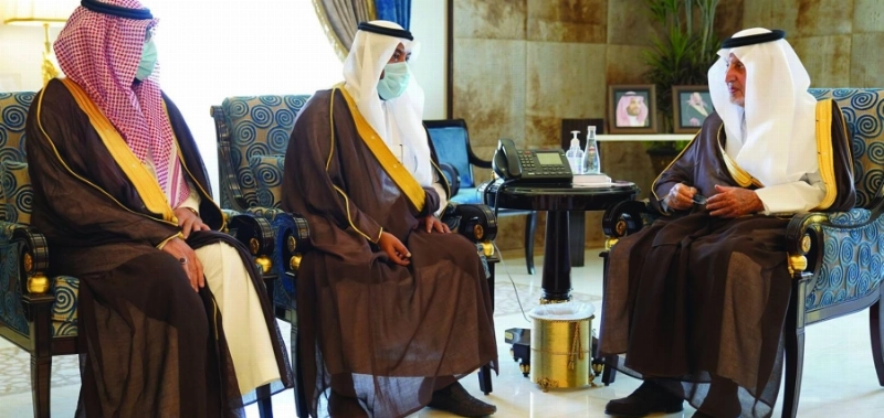 خالد الفيصل لدى اسقباله محمد اللحياني (مكة)