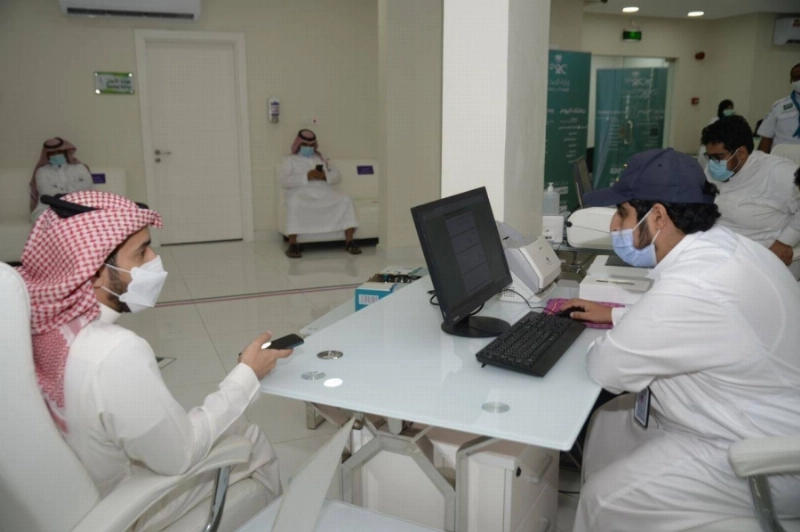 مواطن يتلقى اللقاح بالعاصمة المقدسة (مكة)