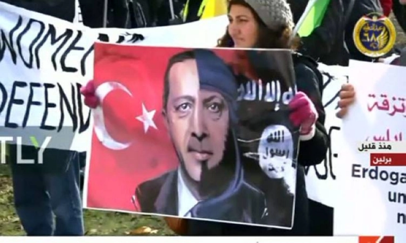 تركية تحمل لافتة ضد إردوغان (مكة)