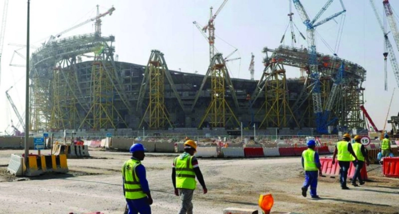 عمال خلال تشييد أحد ملاعب مونديال قطر (تويتر)