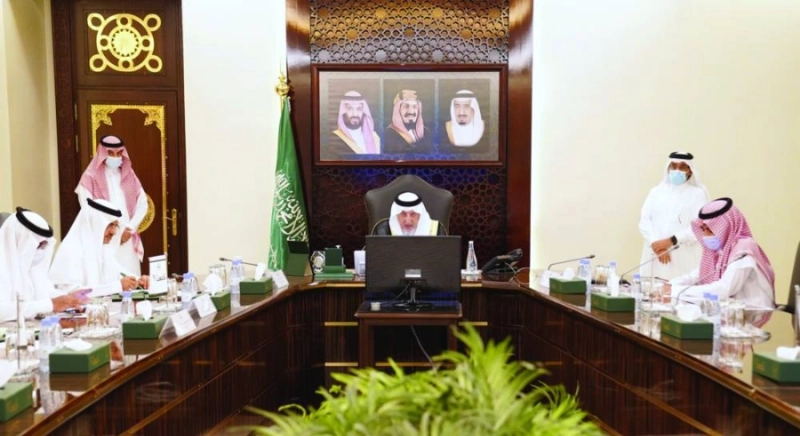 خالد الفيصل لدى ترؤسه الاجتماع (مكة)