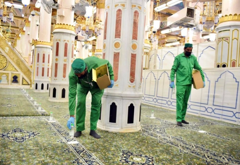 من توزيع مياه زمزم بالمسجد النبوي (مكة)