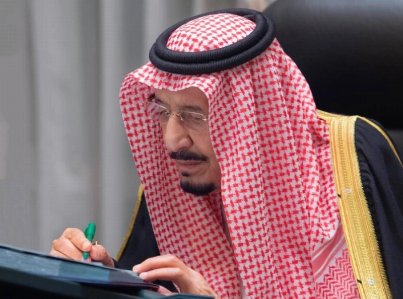 الملك سلمان لدى ترؤسه جلسة مجلس الوزراء عبر الاتصال المرئي أمس الأول (واس)
