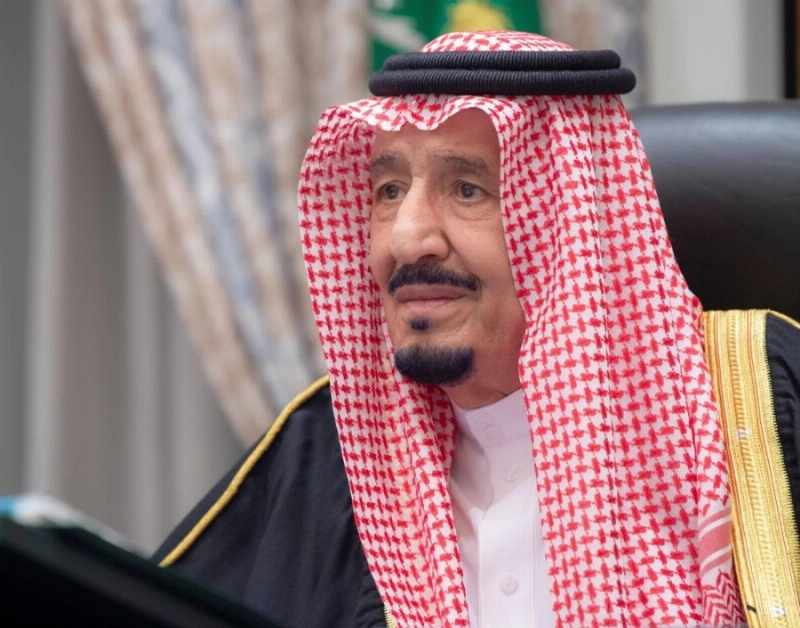 الملك سلمان لدى ترؤسه جلسة مجلس الوزراء عبر الاتصال المرئي أمس الأول (واس)