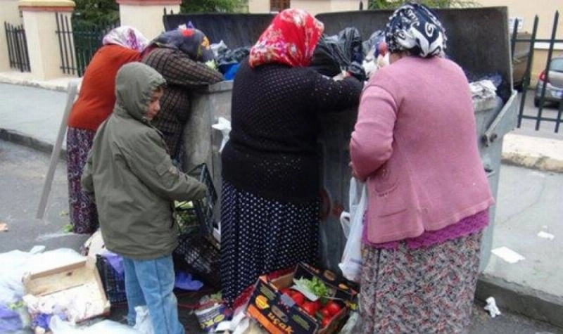 أتراك يبحثون عن طعامهم في القمامة (مكة)
