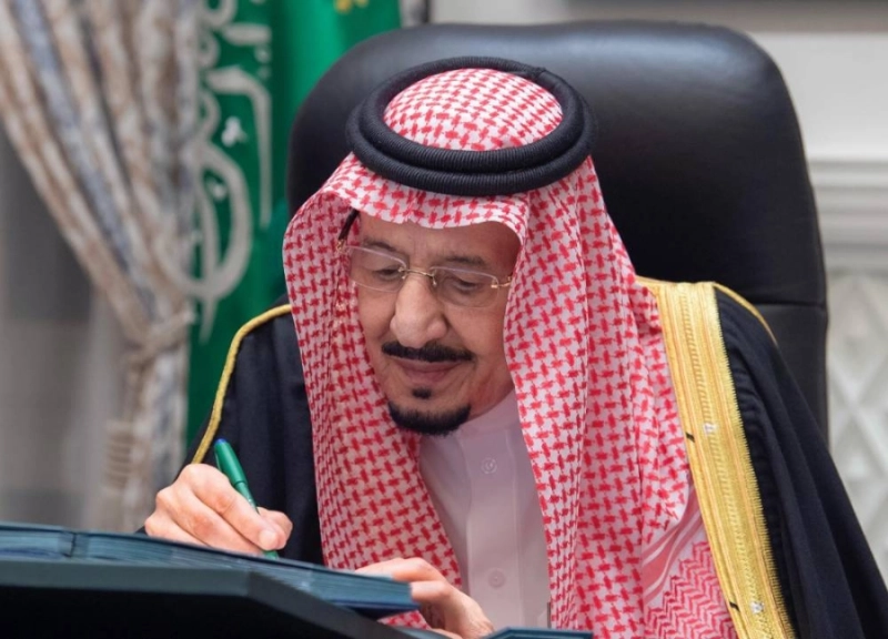 الملك سلمان لدى ترؤسه جلسة مجلس الوزراء عبر الاتصال المرئي أمس الأول (واس)