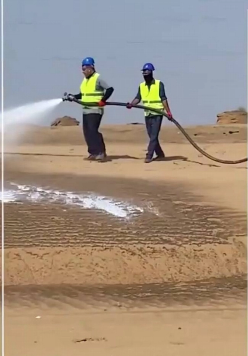 رش مادة البوليمر لوقف زحف الرمال على طريق الساحل (مكة)