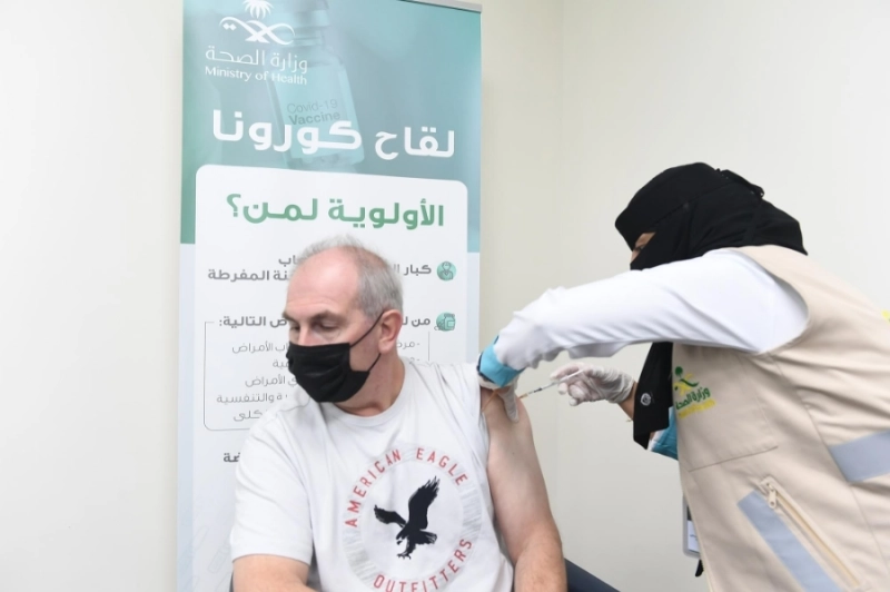 مواطنون ومقيمون يتلقون لقاح كورونا (مكة)
