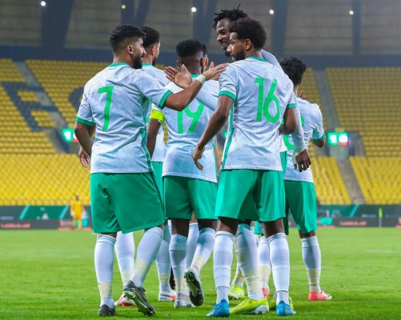 احتفال لاعبي الأخضر بهدف العمري أمس (موقع المنتخب السعودي)