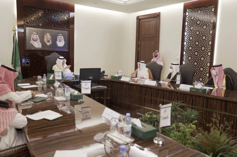خالد الفيصل في اجتماع سابق مع القائمين على الملتقى (مكة)