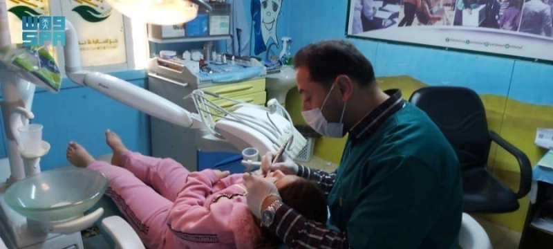 طبيب من مركز الملك سلمان يعالج طفلة يمنية (واس)
