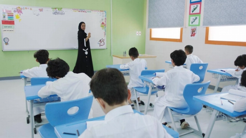 معلمة تشرح لطلاب الطفولة المبكرة في وقت سابق (مكة)