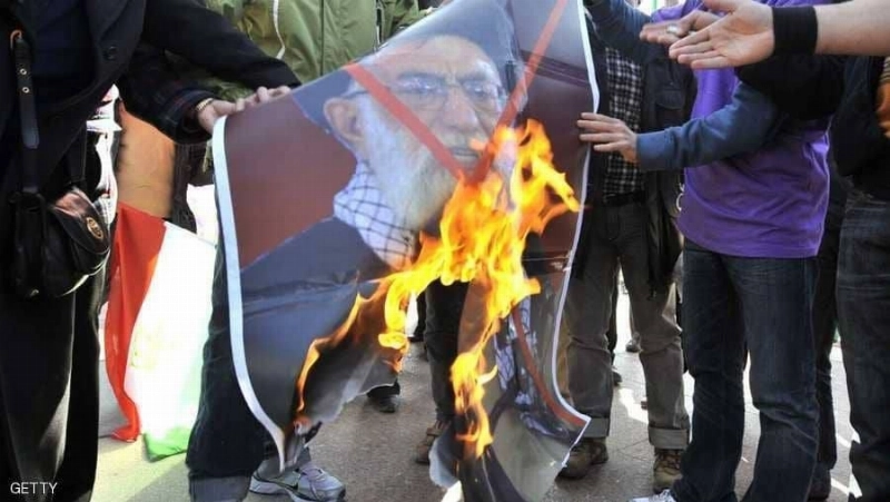 عراقيون يحرقون صورة خامنئي (مكة)