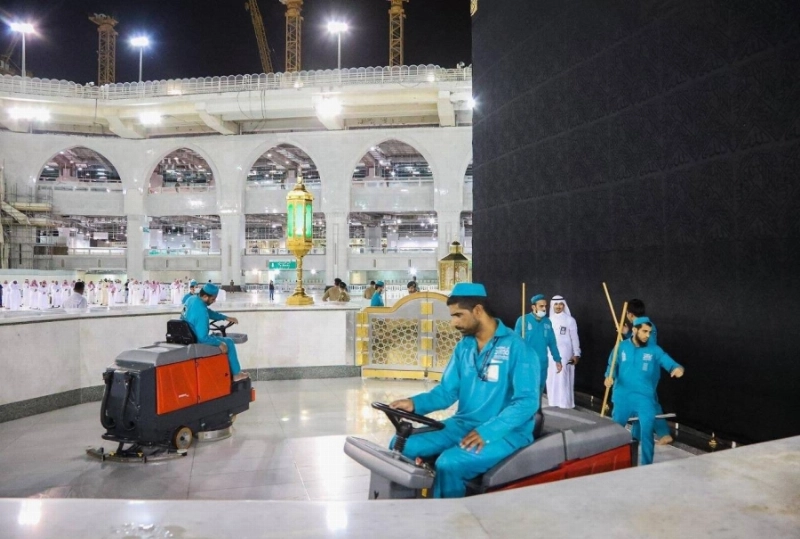 عمال الرئاسة خلال تنظيف حجر إسماعيل (مكة)