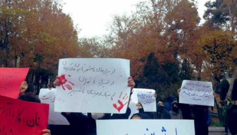 طلاب إيرانيون يحتجون على القمع (مكة)