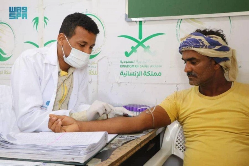 مريض يمني يراجع طبيبا بالعيادات المتنقلة (واس)