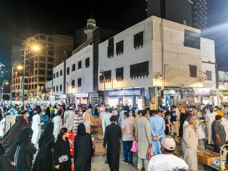 زحام داخل أحد الأسواق الشعبية وسط جدة (أنس الحارثي)