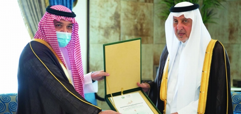 خالد الفيصل لدى تسلمه التقرير (مكة)